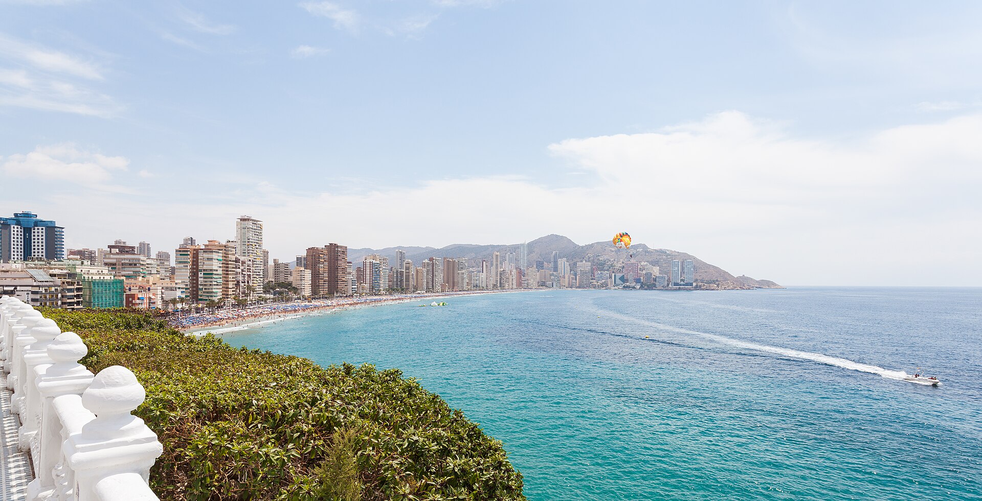 Turkusowa woda przy plaży Levante w Benidorm