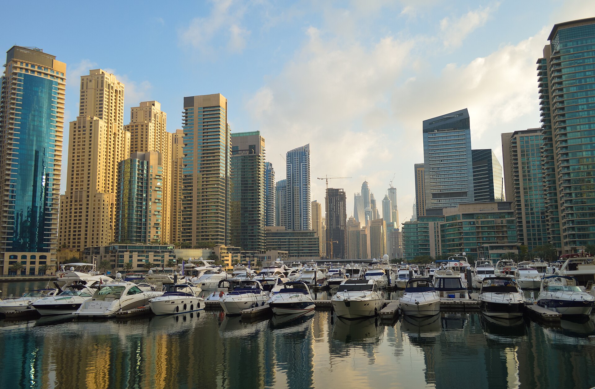 Przystań jachtowa i wieżowce w Dubai Marina