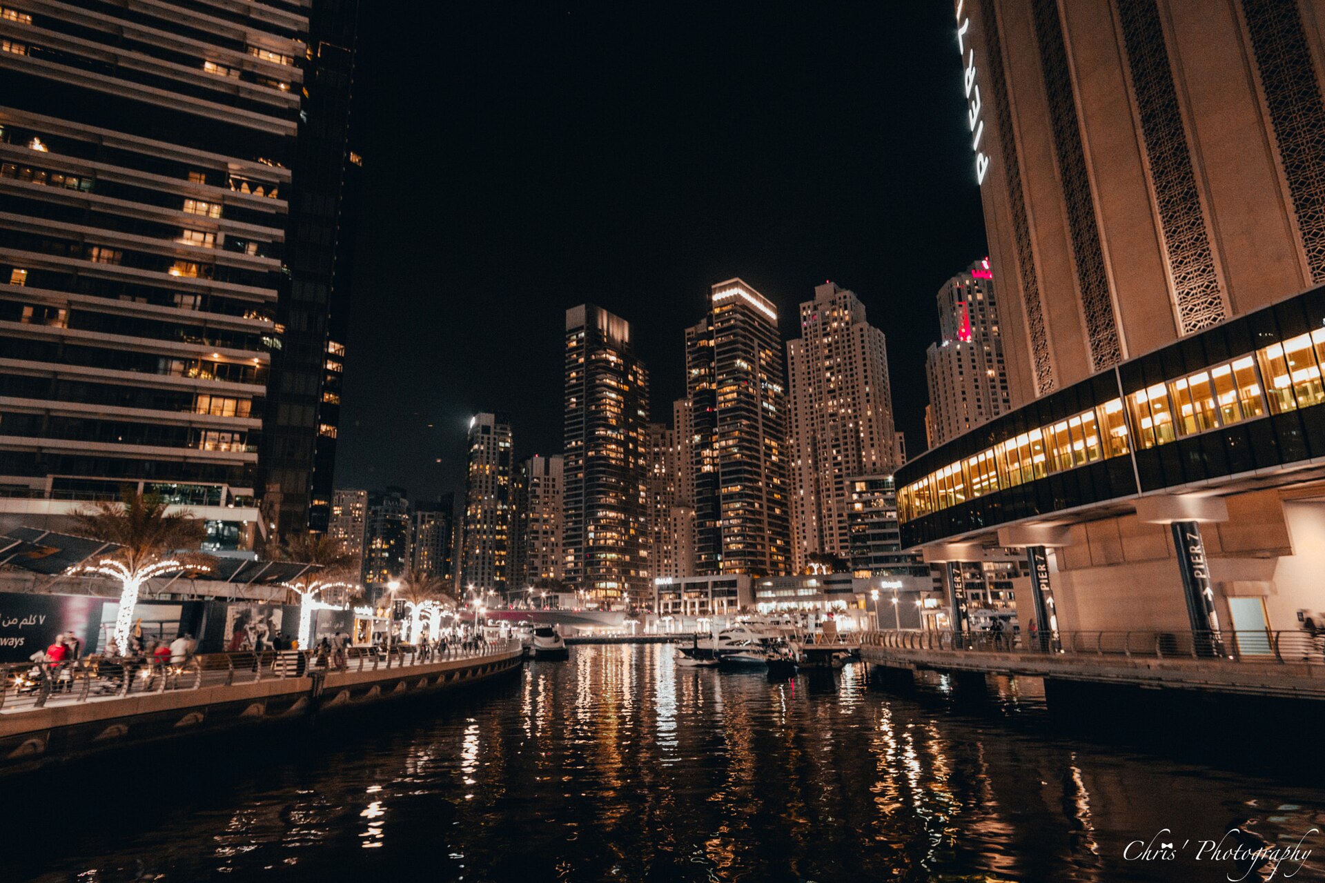 Dubai Marina nocą – oświetlone wieżowce i kanał