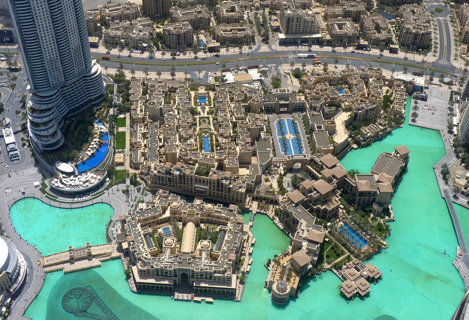 Widok z Burj Khalifa na jezioro i dzielnicę Downtown Dubai