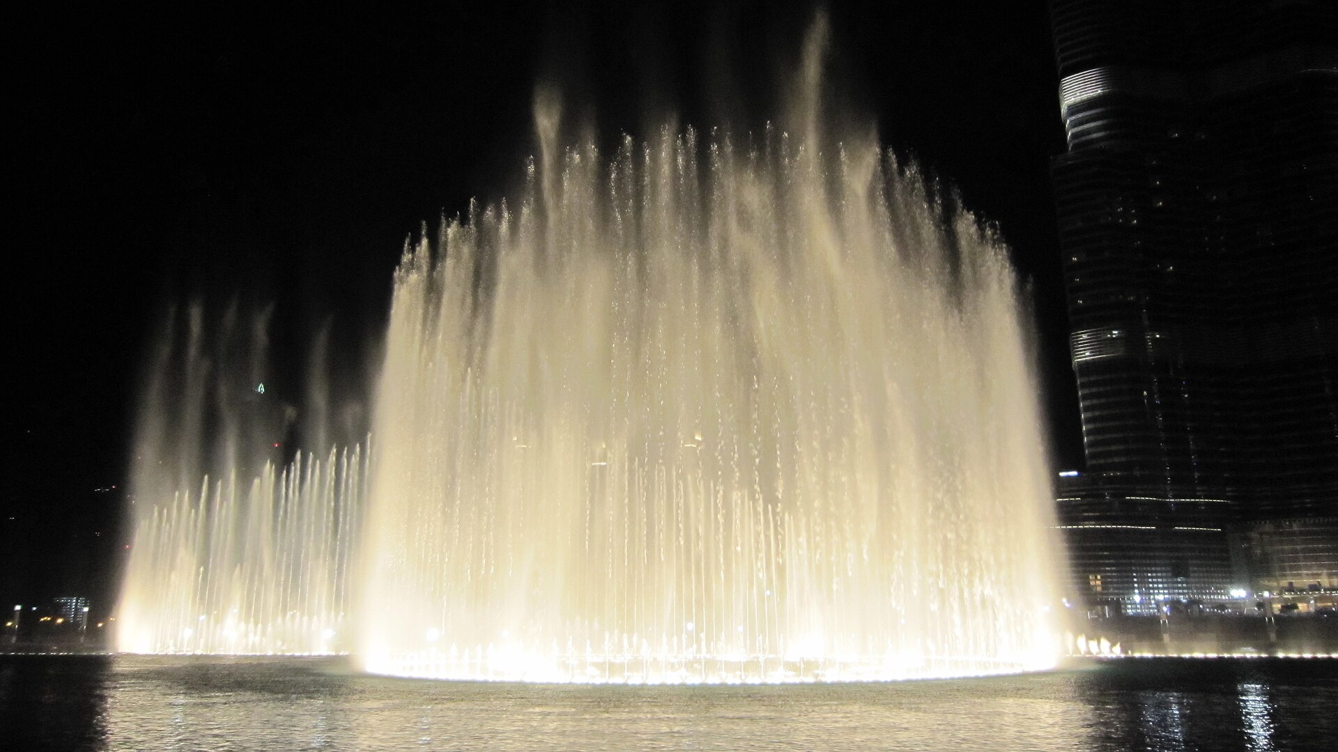 Pokaz fontann Dubai Fountain nocą w Downtown Dubai