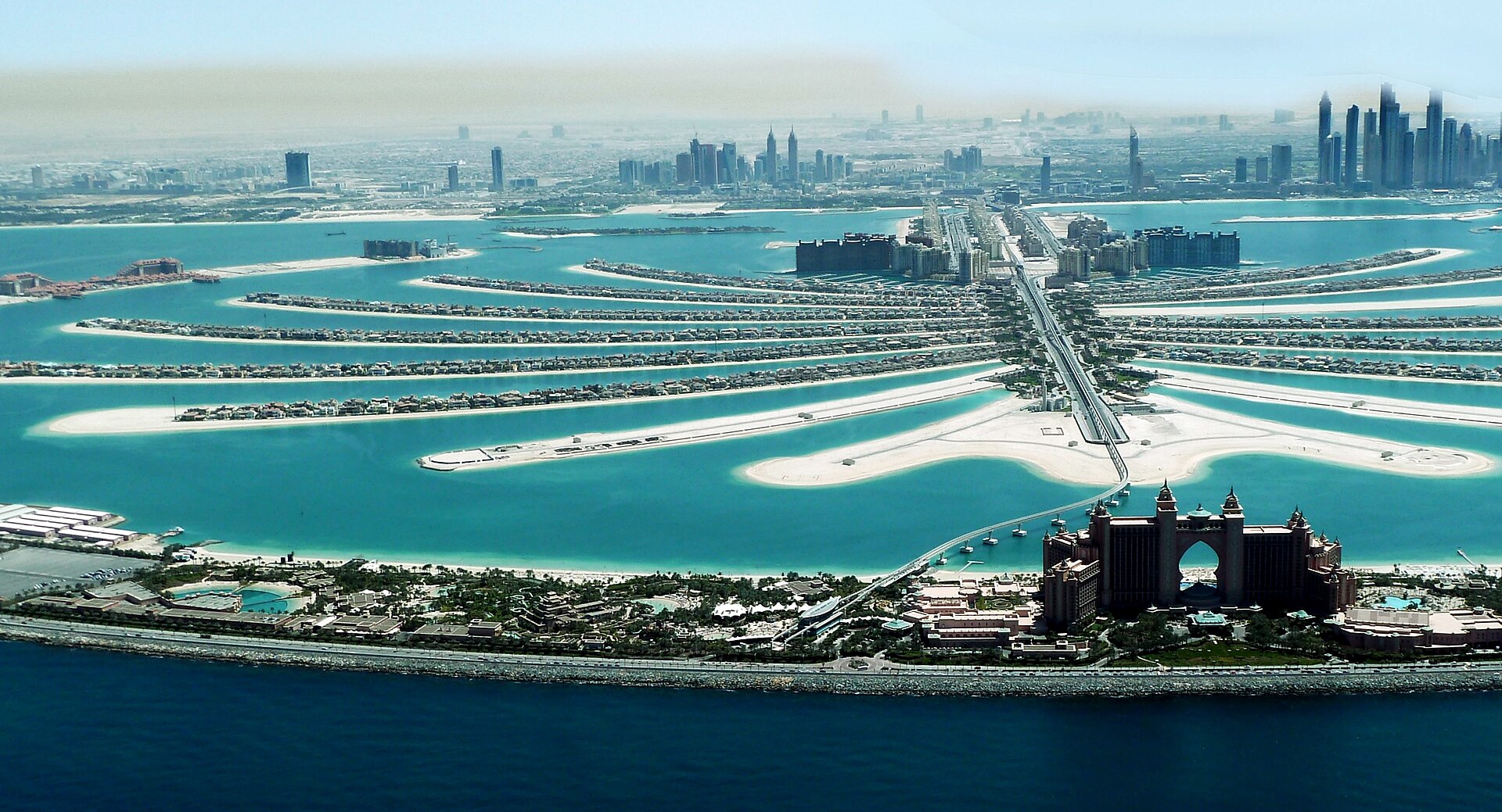 Palm Jumeirah i hotel Atlantis widziane z góry