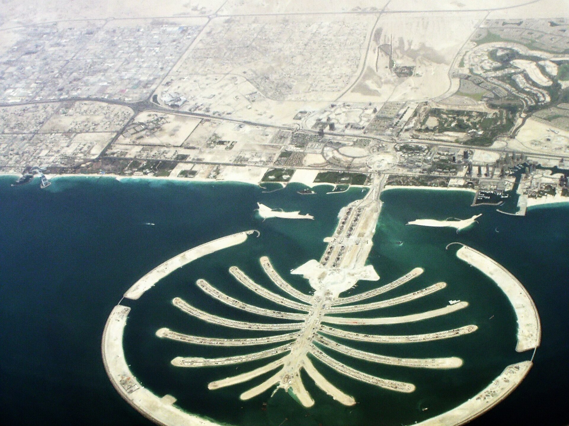Sztuczna wyspa Palm Jumeirah w kształcie palmy – widok z lotu ptaka