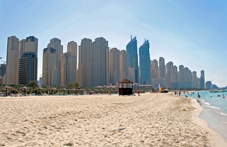 Wynajem krótkoterminowy w Dubaju: licencja, opłaty i zasady w 2026 roku